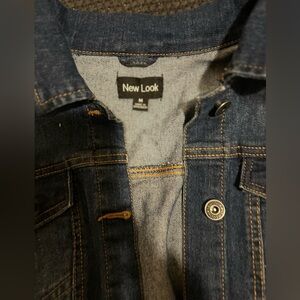 Cropped jeans jacket .